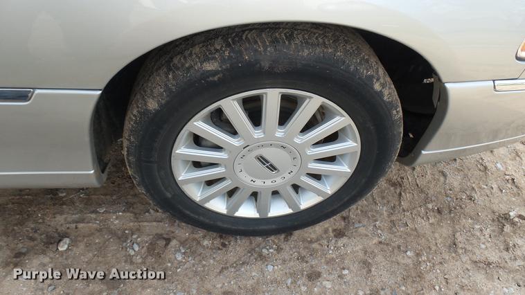 image for item DA2242 2005 Lincoln Towncar Signature