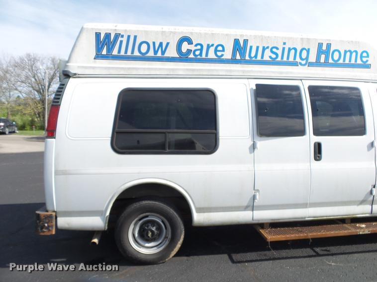 image for item DA2649 2000 Chevrolet Express 2500 Extended Cargo shuttle bus