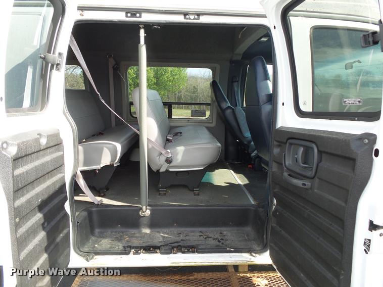 image for item DA2649 2000 Chevrolet Express 2500 Extended Cargo shuttle bus