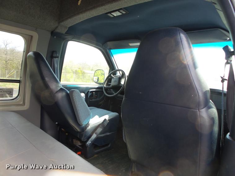 image for item DA2649 2000 Chevrolet Express 2500 Extended Cargo shuttle bus