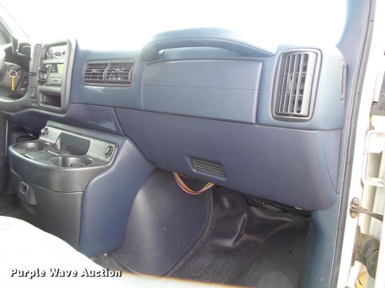 image for item DA2649 2000 Chevrolet Express 2500 Extended Cargo shuttle bus