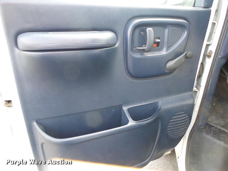 image for item DA2649 2000 Chevrolet Express 2500 Extended Cargo shuttle bus