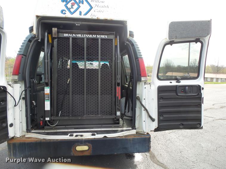 image for item DA2649 2000 Chevrolet Express 2500 Extended Cargo shuttle bus