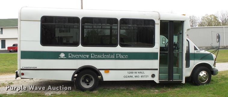 image for item DA2657 2002 Chevrolet Express 3500 Cargo shuttle bus