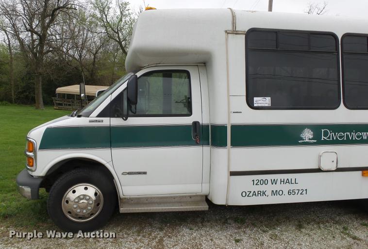 image for item DA2657 2002 Chevrolet Express 3500 Cargo shuttle bus