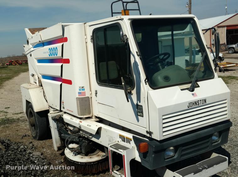 image for item DB0915 2003 Johnston 3000 street sweeper