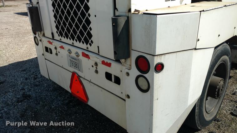 image for item DB0915 2003 Johnston 3000 street sweeper