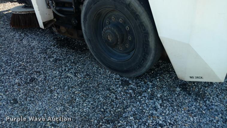 image for item DB0915 2003 Johnston 3000 street sweeper