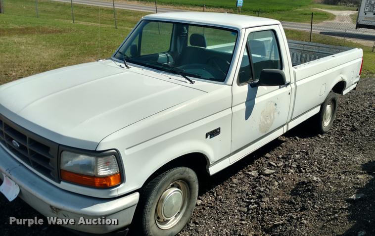 image for item DB0916 1995 Ford F150 XL pickup truck