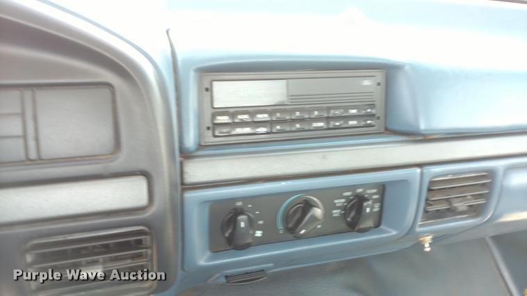 image for item DB0916 1995 Ford F150 XL pickup truck