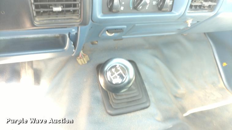 image for item DB0916 1995 Ford F150 XL pickup truck