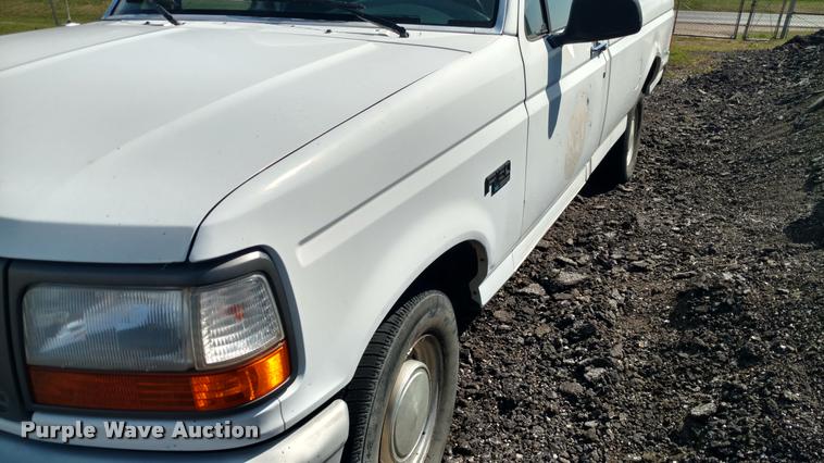 image for item DB0916 1995 Ford F150 XL pickup truck