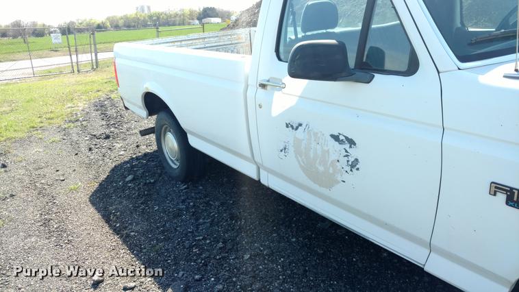 image for item DB0916 1995 Ford F150 XL pickup truck
