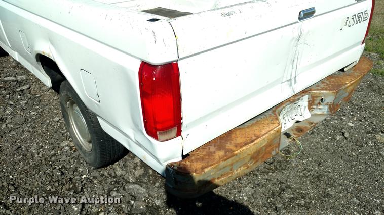 image for item DB0916 1995 Ford F150 XL pickup truck