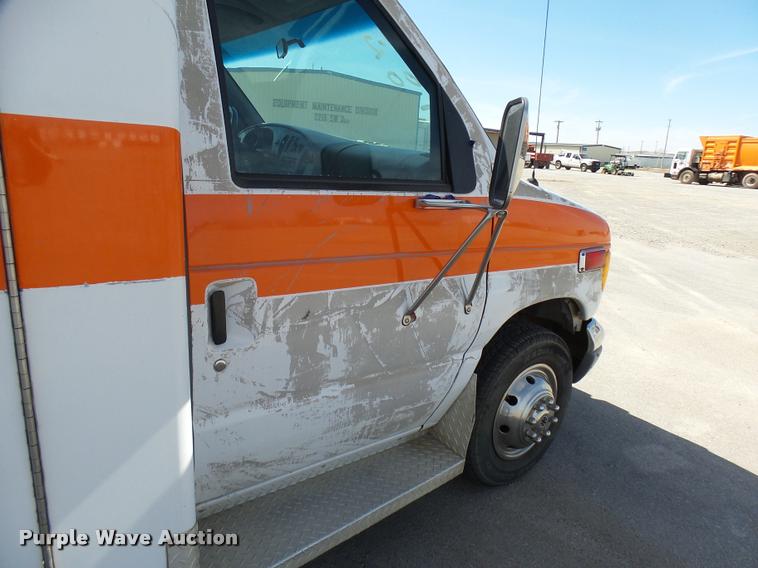 image for item DB2464 2000 Ford Econoline E450 ambulance