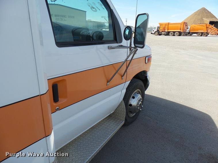 image for item DB2465 1998 Ford Econoline E450 ambulance