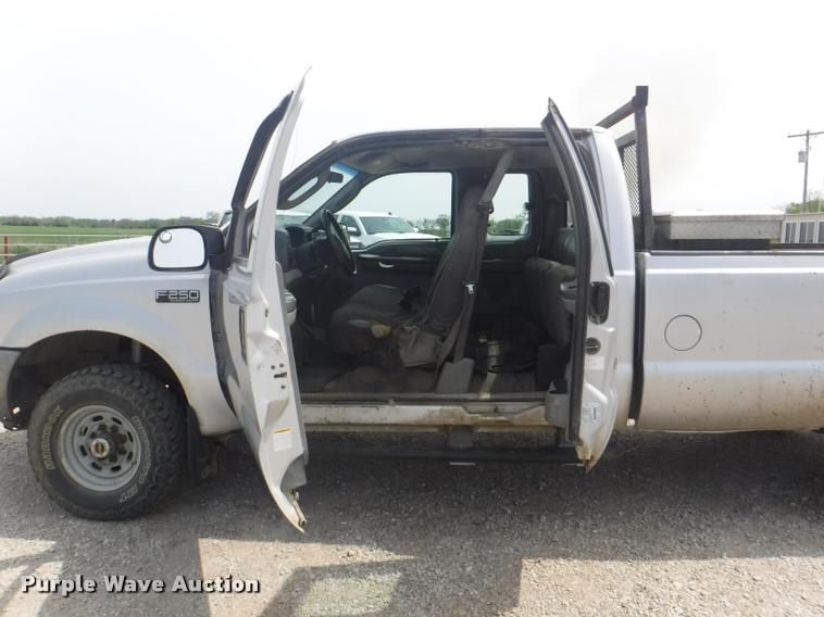 image for item DB3918 2004 Ford F250 Super Duty XL SuperCab pickup truck