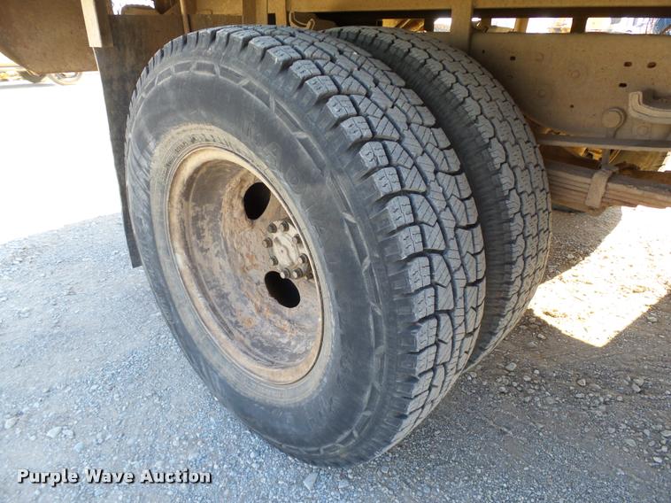 image for item DB4692 2000 Ford F350 XL Super Duty flatbed pickup truck