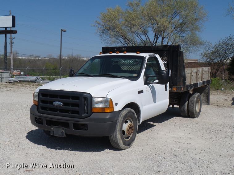image for item DD9282 1999 Ford F350 Super Duty flatbed pickup truck