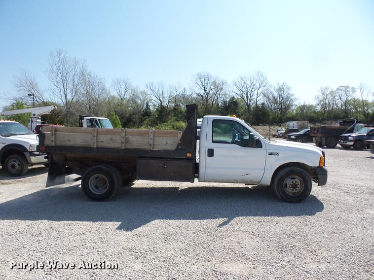 image for item DD9282 1999 Ford F350 Super Duty flatbed pickup truck