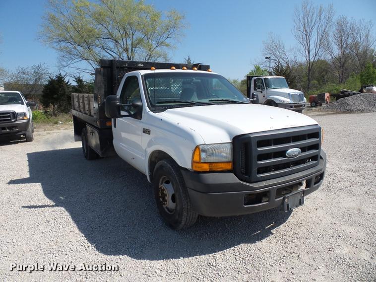 image for item DD9282 1999 Ford F350 Super Duty flatbed pickup truck