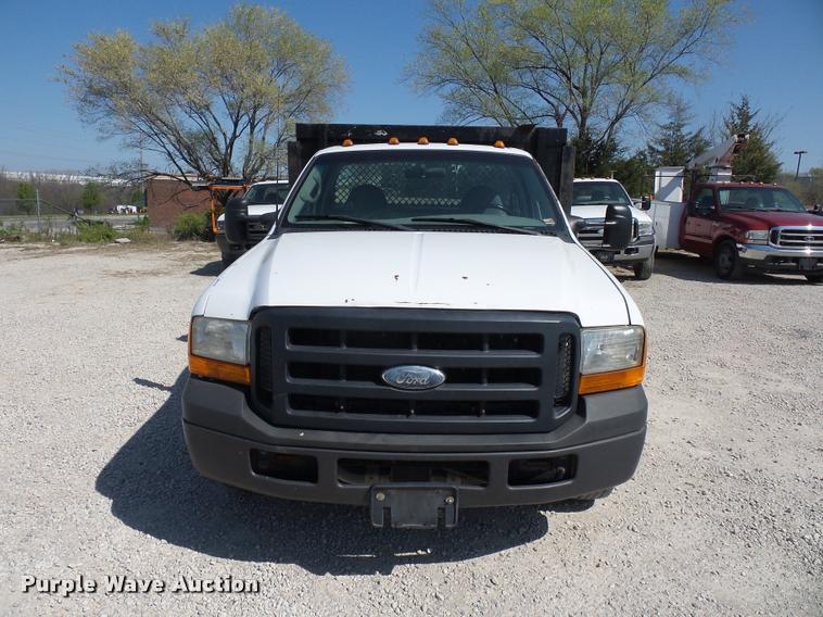 image for item DD9282 1999 Ford F350 Super Duty flatbed pickup truck