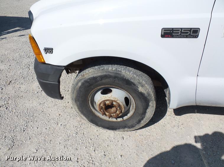 image for item DD9282 1999 Ford F350 Super Duty flatbed pickup truck