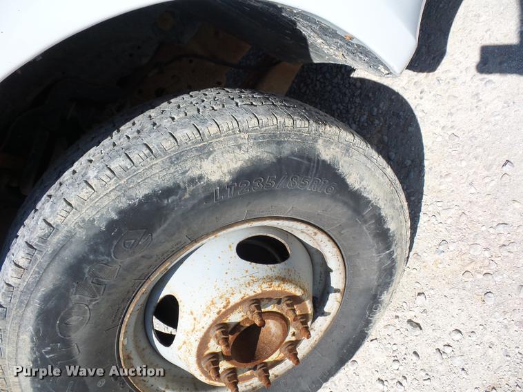 image for item DD9282 1999 Ford F350 Super Duty flatbed pickup truck