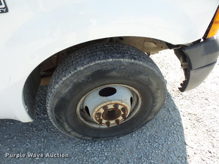 image for item DD9282 1999 Ford F350 Super Duty flatbed pickup truck