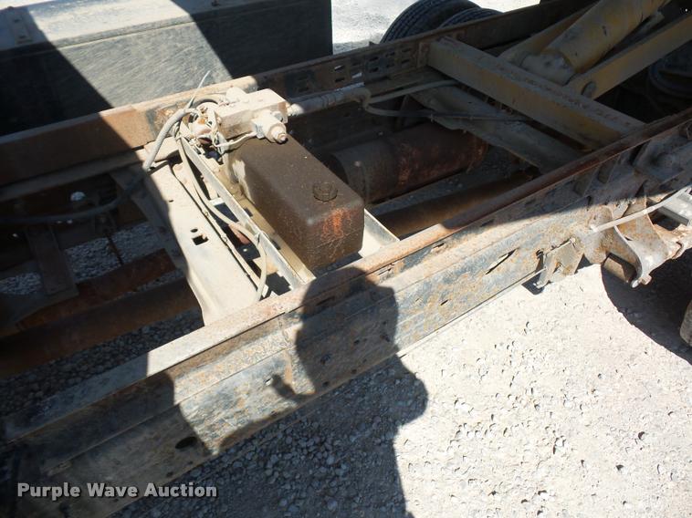 image for item DD9282 1999 Ford F350 Super Duty flatbed pickup truck