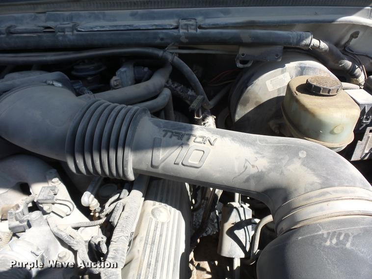 image for item DD9282 1999 Ford F350 Super Duty flatbed pickup truck