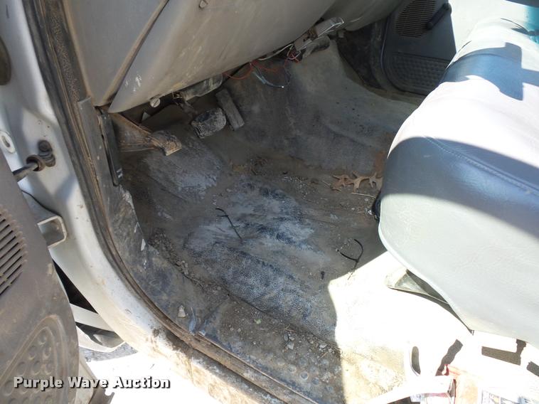 image for item DD9282 1999 Ford F350 Super Duty flatbed pickup truck