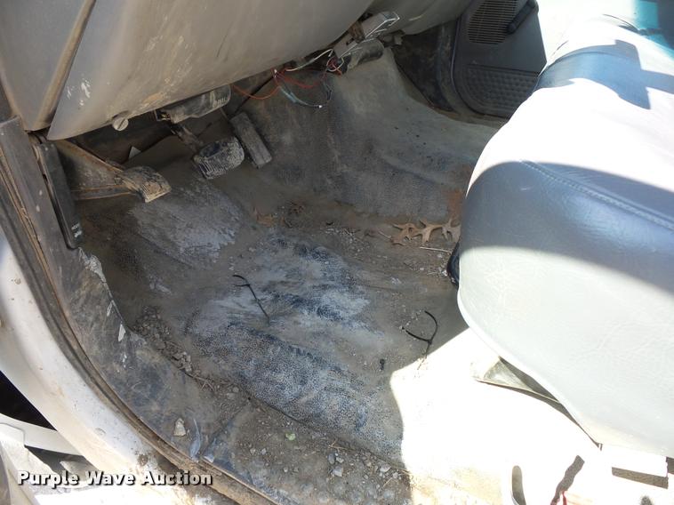 image for item DD9282 1999 Ford F350 Super Duty flatbed pickup truck