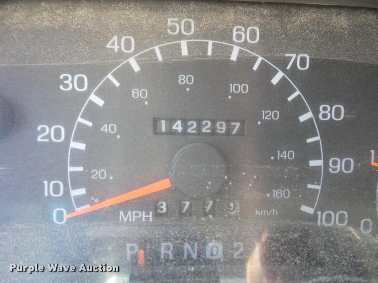 image for item DD9282 1999 Ford F350 Super Duty flatbed pickup truck