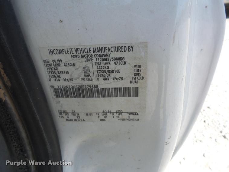 image for item DD9282 1999 Ford F350 Super Duty flatbed pickup truck