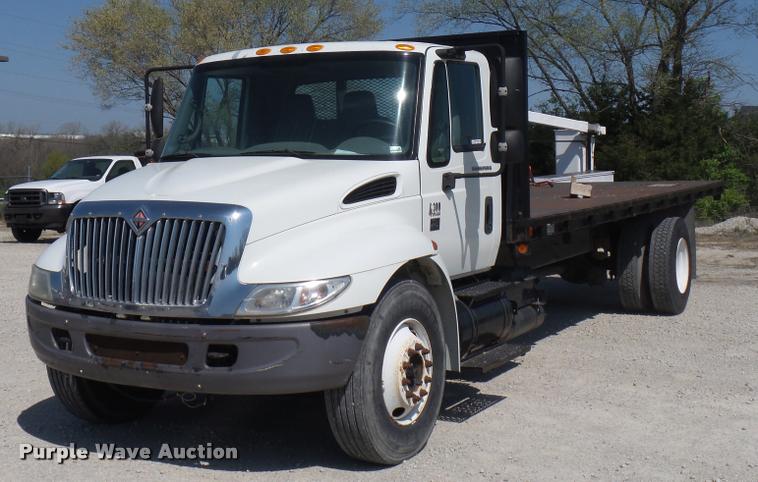image for item DD9285 2002 International 4300 flatbed truck