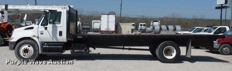 image for item DD9285 2002 International 4300 flatbed truck