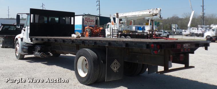 image for item DD9285 2002 International 4300 flatbed truck