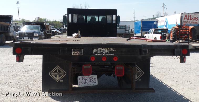 image for item DD9285 2002 International 4300 flatbed truck
