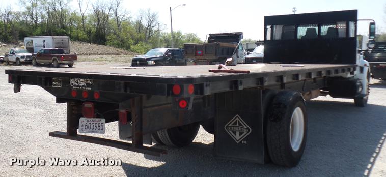 image for item DD9285 2002 International 4300 flatbed truck