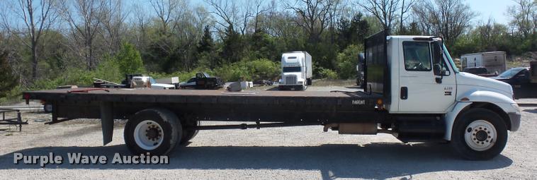 image for item DD9285 2002 International 4300 flatbed truck
