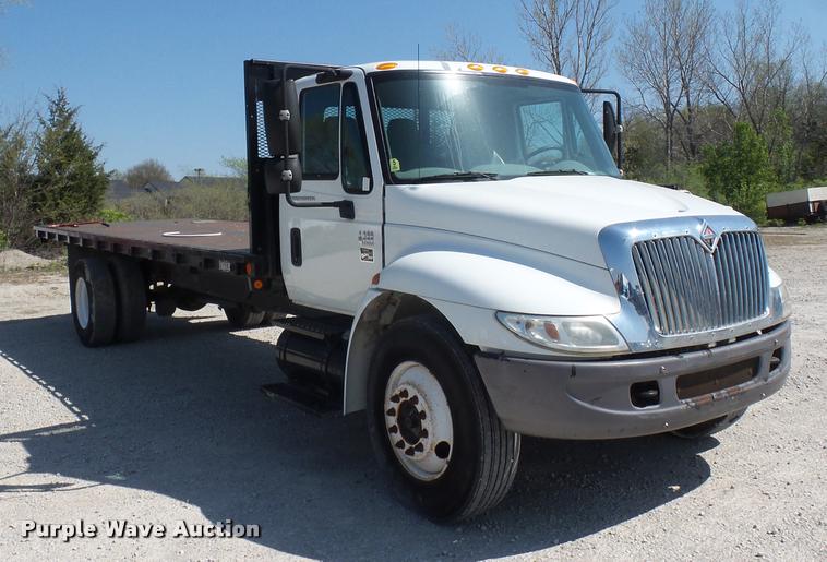 image for item DD9285 2002 International 4300 flatbed truck