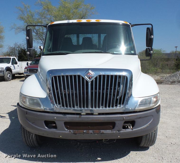 image for item DD9285 2002 International 4300 flatbed truck