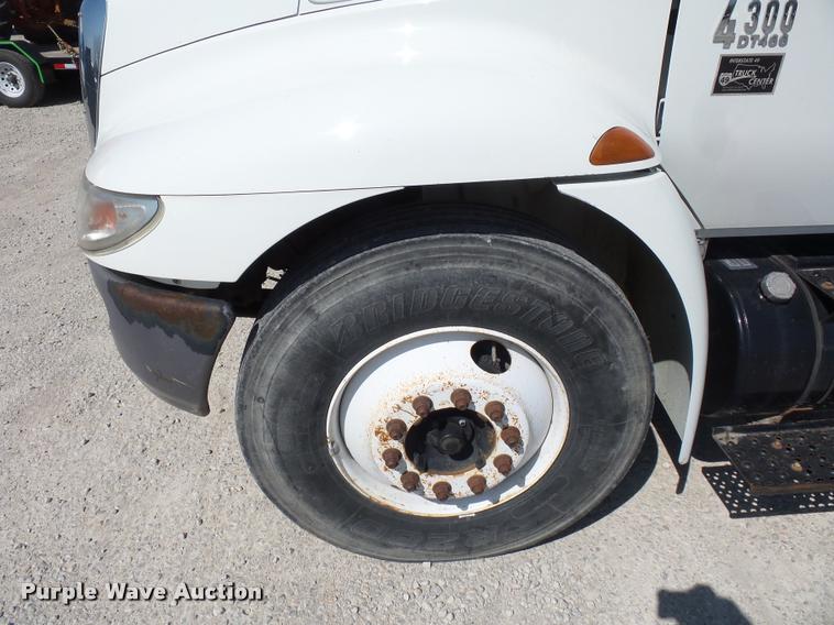 image for item DD9285 2002 International 4300 flatbed truck