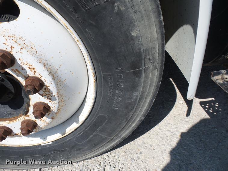 image for item DD9285 2002 International 4300 flatbed truck