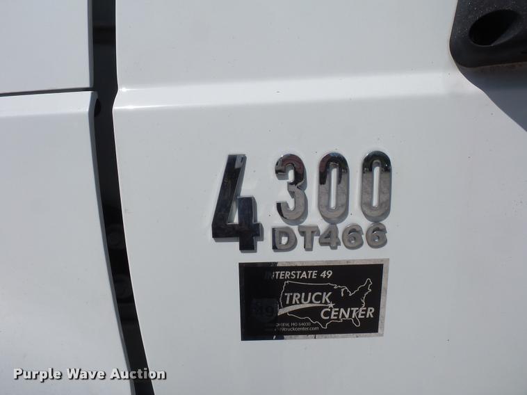 image for item DD9285 2002 International 4300 flatbed truck