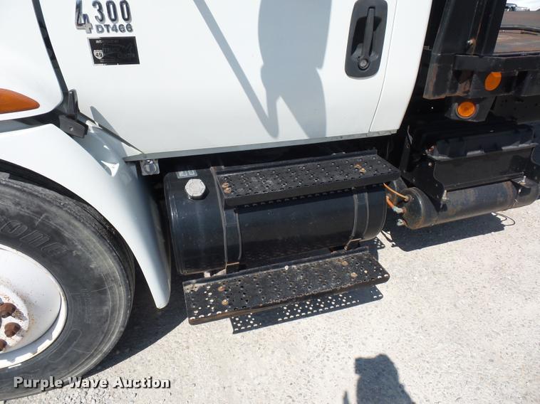 image for item DD9285 2002 International 4300 flatbed truck