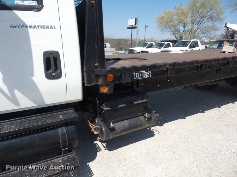 image for item DD9285 2002 International 4300 flatbed truck
