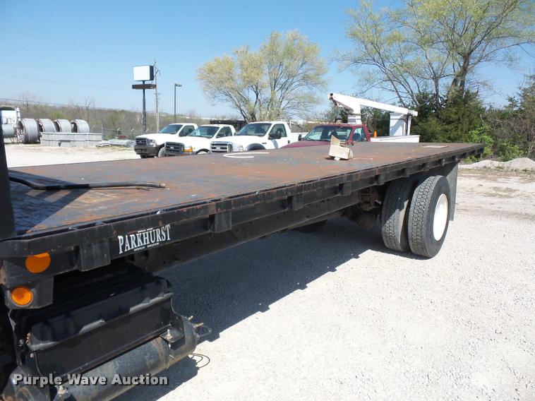 image for item DD9285 2002 International 4300 flatbed truck