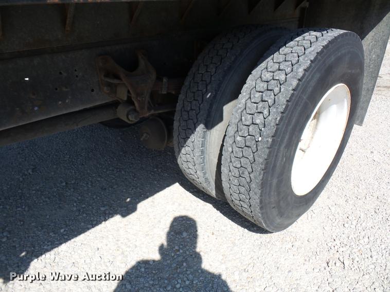 image for item DD9285 2002 International 4300 flatbed truck